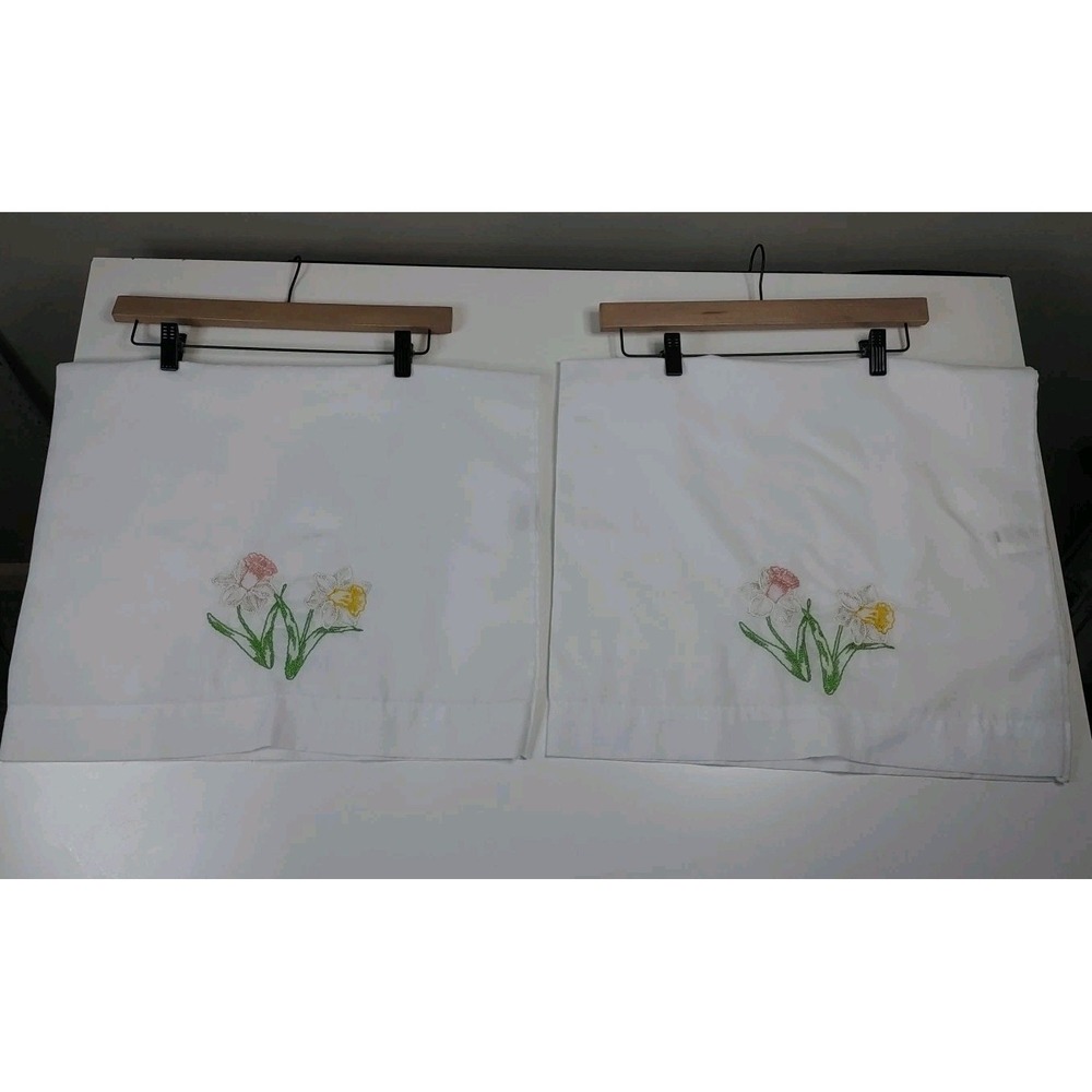 Thomaston Floral Pansies Embroidery 2 Standard Pillowcases USA Vintage White